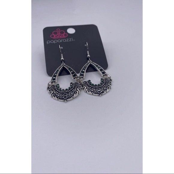 Royal Engagement-Green Earrings
Item‎ 75 - Picture 4 of 6